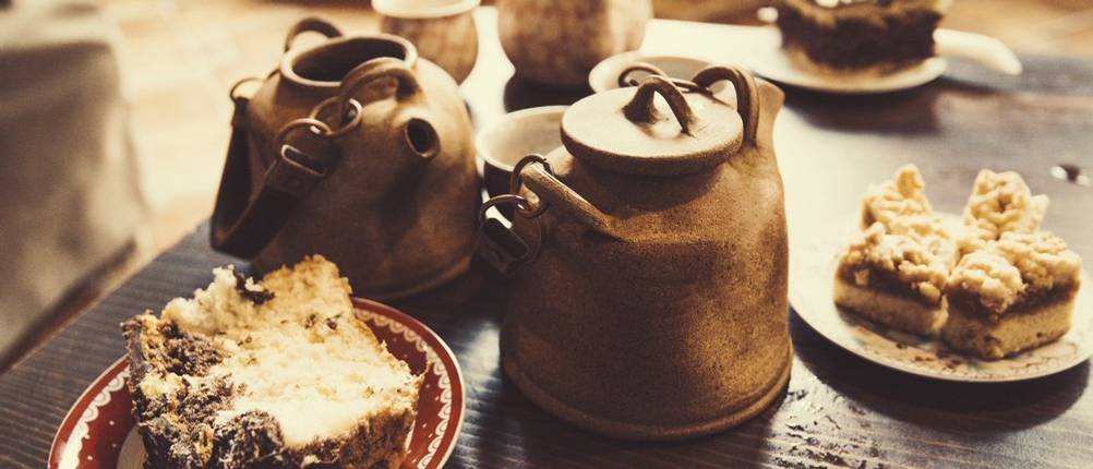 Teekannenset mit Kuchen