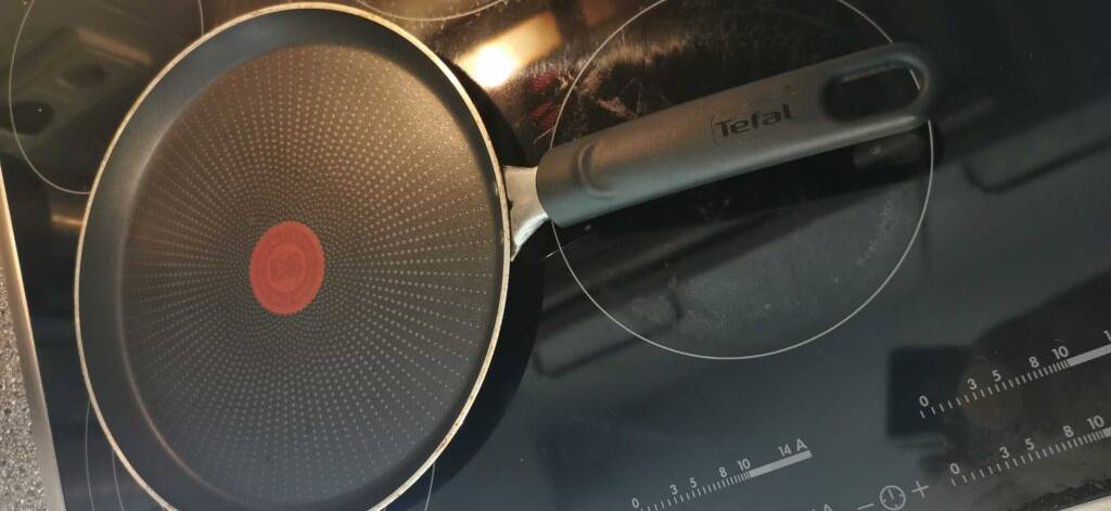 Crêpes-Pfannen im Test: ein Tefal Modell steht auf einer Induktionsplatte.