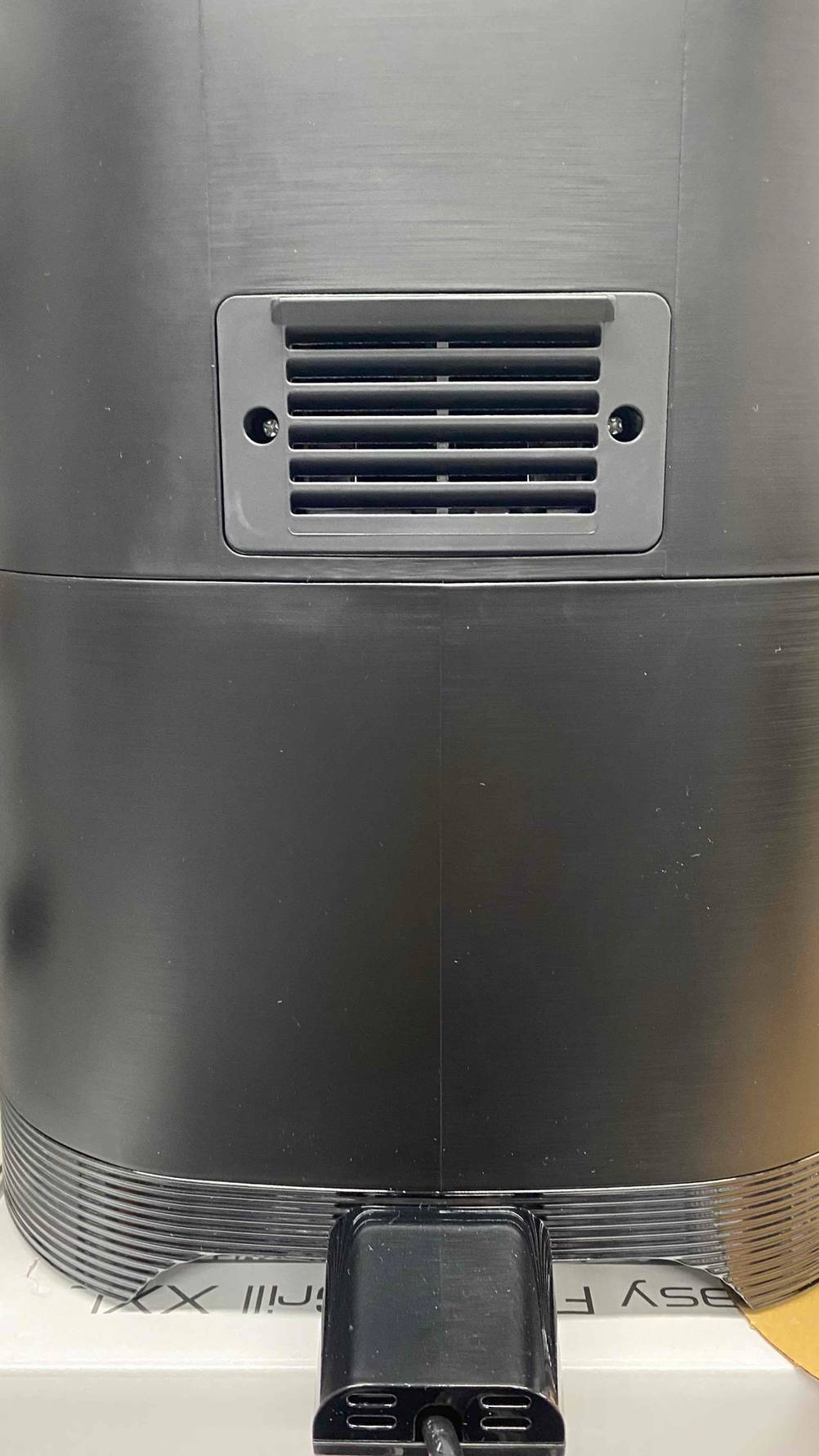 Lüftungsschlitz auf der Rückseite einer getesteten Tefal-Heißluftfritteuse in Detailansicht.