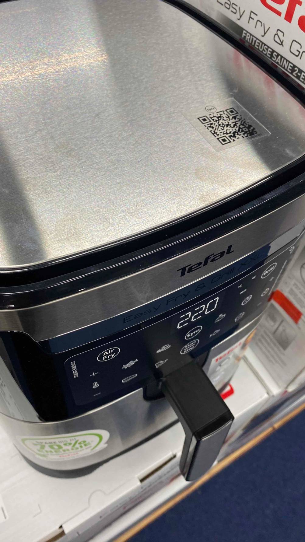 Eine getestete Tefal-Heißluftfritteuse hat auf der Oberseite einen QR-Code.