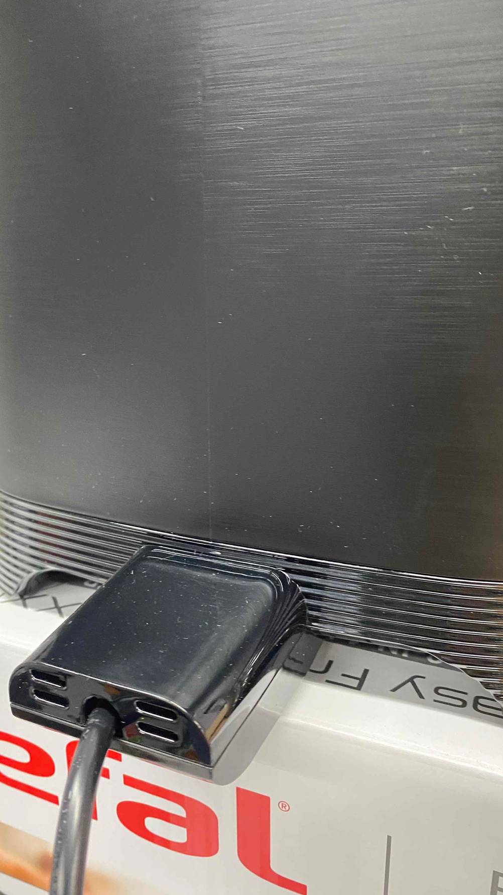 Nahansicht des Stromanschlusses einer getesteten Tefal Heißluftfritteuse.