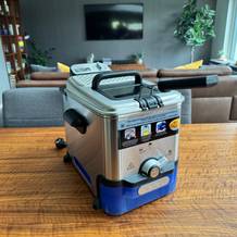 Die Tefal ‎FR8040 steht auf einem Tisch
