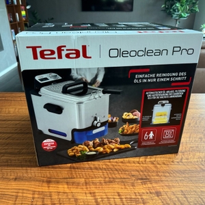 Der Karton der Tefal ‎FR8040 steht auf einem Tisch