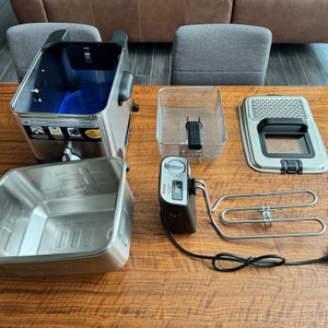 Der Lieferumfang der Tefal ‎FR8040 liegt auf einem Tisch