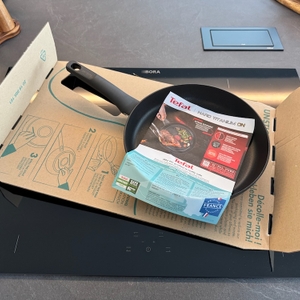 Tefal G28806 Hard Titanium On im Karton