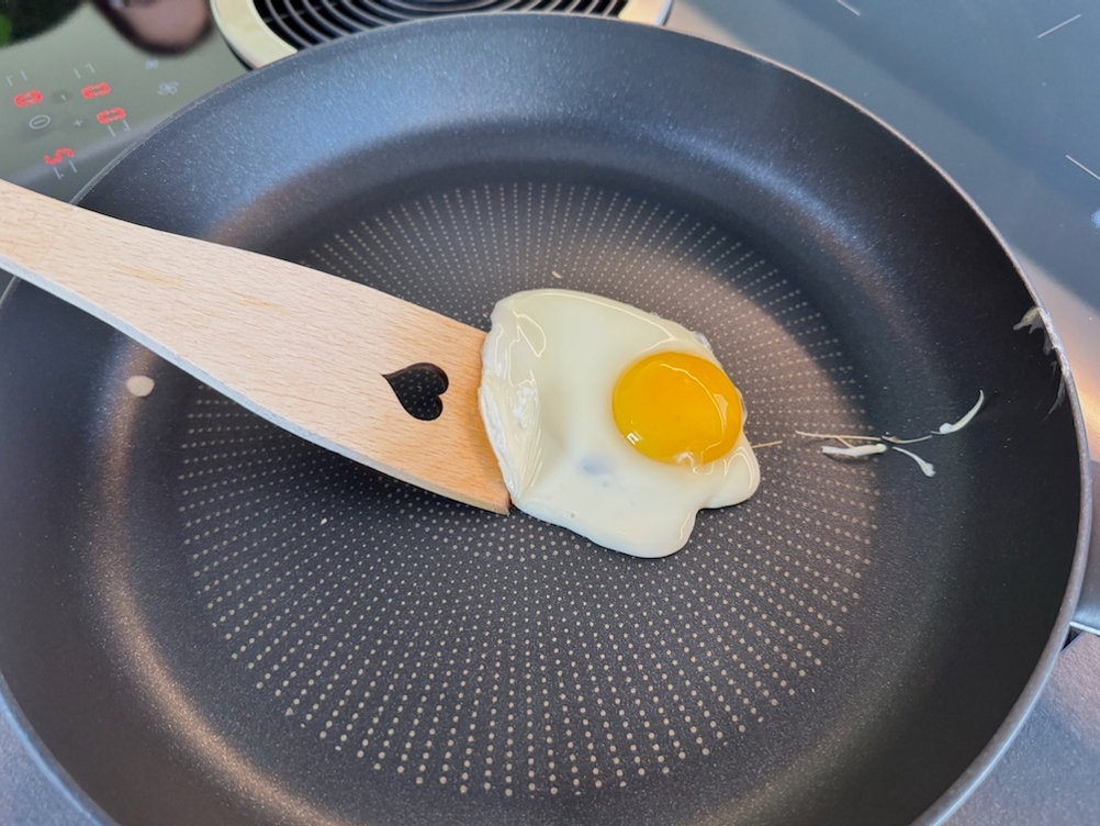 Mit einem Holzspatel das Spiegelei lösen bei der Tefal G28806 Hard Titanium On