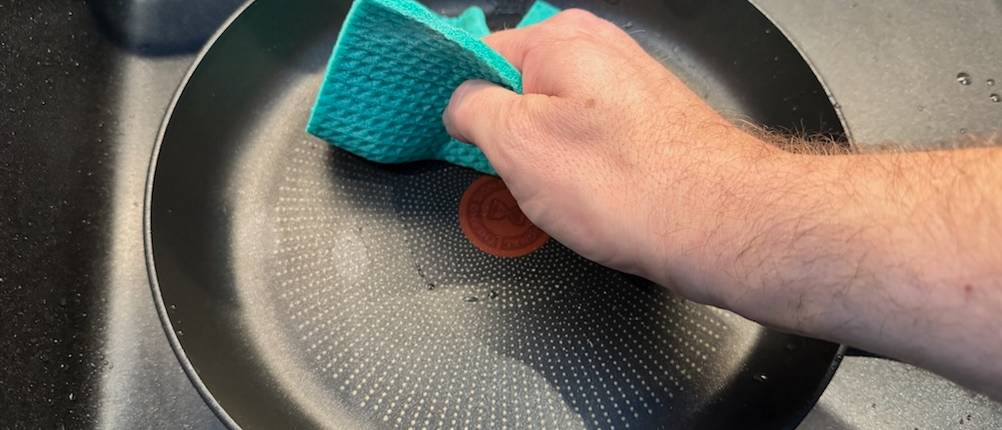 Ein Lappen wischt die Tefal G28806 Hard Titanium On ab