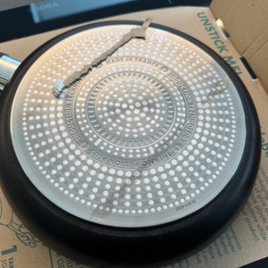 Unterseite Tefal G28806 Hard Titanium On auf dem Karton