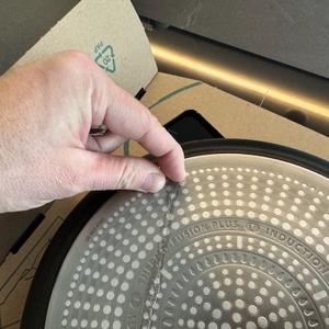 Klebereste an der Tefal G28806 Hard Titanium On