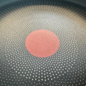 Temperatur-Indikator zeigt bei der Tefal G28806 Hard Titanium On an, dass die Temperatur nun ideal zum Braten ist