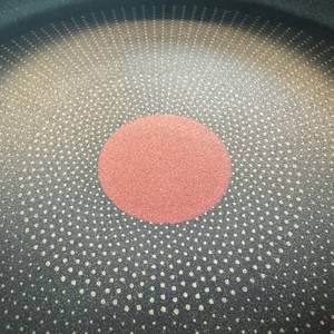 Temperatur-Indikator zeigt bei der Tefal G28806 Hard Titanium On an, dass die Temperatur nun ideal zum Braten ist