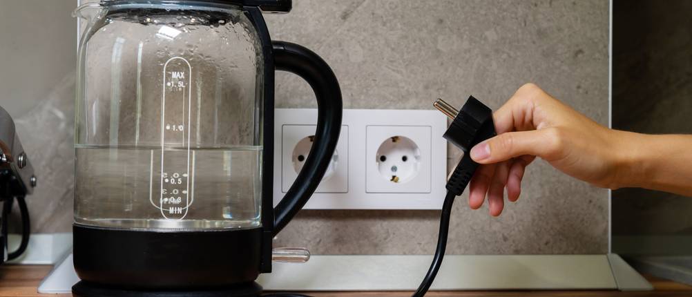 Getesteter Tefal-Wasserkocher: Wasserkocher aus Glas wird in eine Steckdose gesteckt.