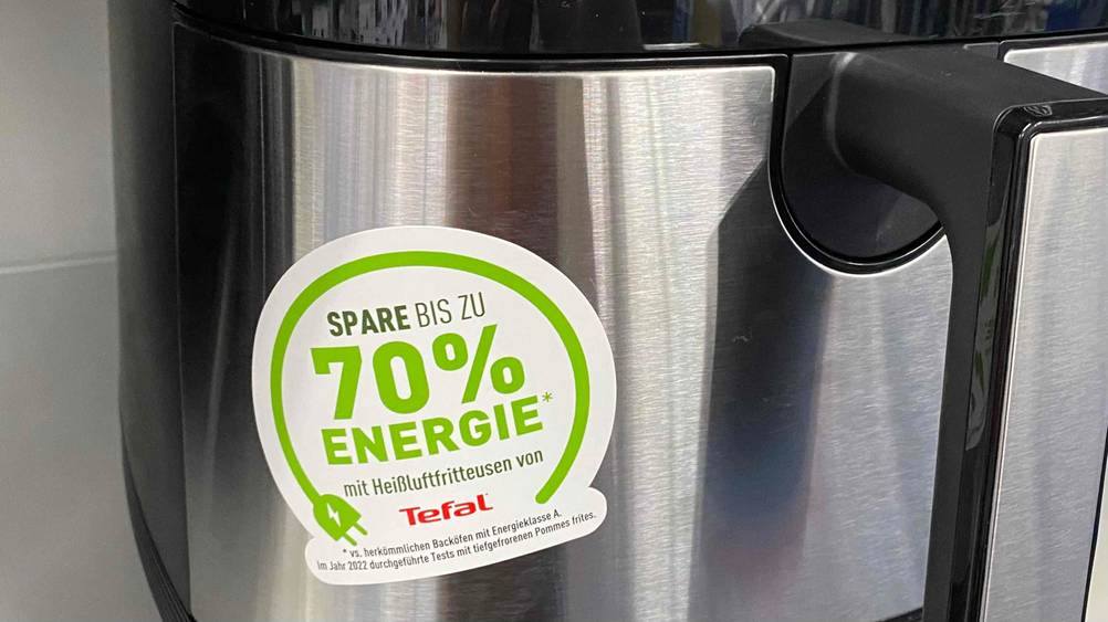 Im Test: Nahaufnahme eines Aufklebers mit Energiesparen auf einer Tefal-Heißluftfritteuse.