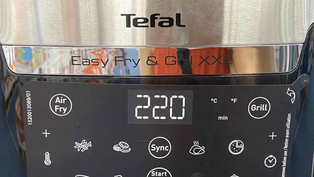 Tefal-Heißluftfritteuse getestet: Nahaufnahme des Logos und der Artikelbezeichung.