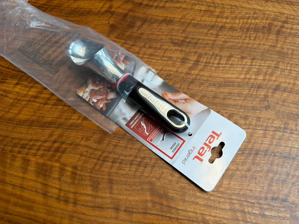 Der Tefal-Ingenio-Eisportionierer liegt halb ausgepackt auf einem Tisch