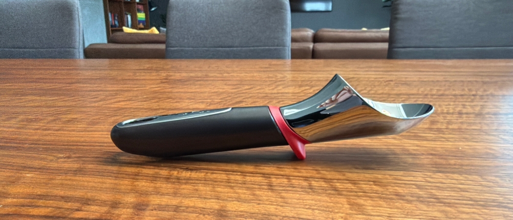 Der Tefal-Ingenio-Eisportionierer liegt auf einem Holztisch