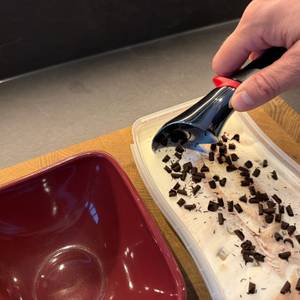 Mit dem Tefal-Ingenio-Eisportionierer wird ein Eis portioniert