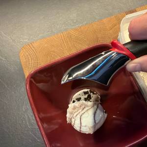 Eine Kugel Eis fällt aus dem Tefal-Ingenio-Eisportionierer in eine Schale