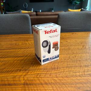 Der Karton des Tefal JB1013 steht auf einem Tisch