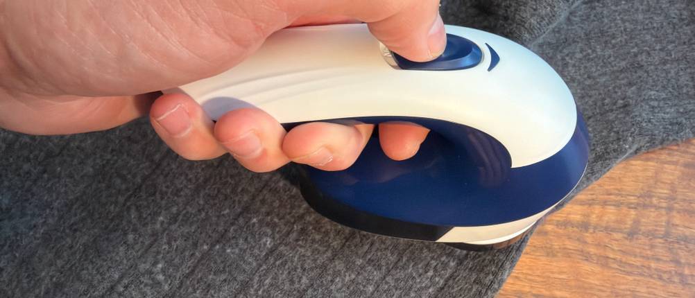 Eine Hand hält den Tefal JB1013 während der Anwendung fest