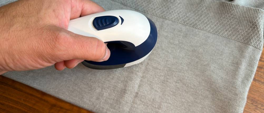 Mit dem Tefal JB1013 wird ein Pullover rasiert