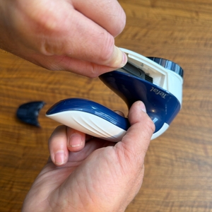 Mit einer Bürste wird der Tefal JB1013 nach der Benutzung gereinigt