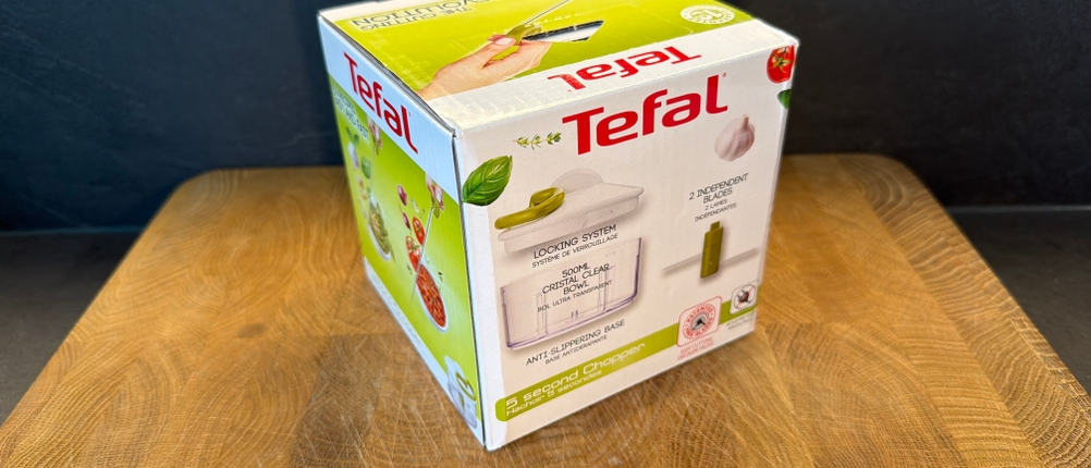 Der Karton des Tefal K13304 steht auf einer Holzplatte.