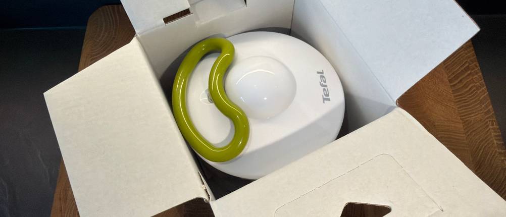 Der geöffnete Karton des Tefal K13304 von oben.