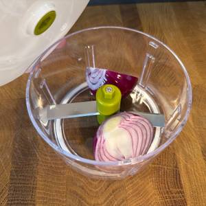Eine halbierte Zwiebel liegt im Tefal K13304.