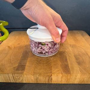 Eine Hand zieht am Seilzug des Tefal K13304.