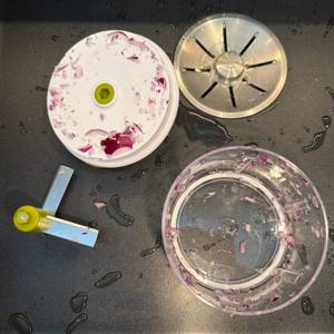 Der verschmutzte Behälter des Tefal K13304 liegt in einem Spülbecken.