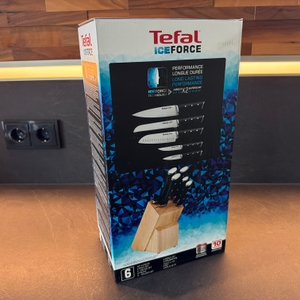 Der Karton vom Tefal K232S574 steht auf einer Küchenarbeitsplatte.