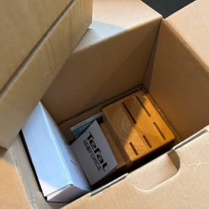 Der Messerblock steht im Karton des Tefal K232S574.