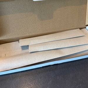 Der geöffnete Karton mit den Messern vom Tefal K232S574 von oben.