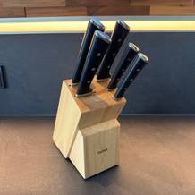 Alle Messer des Tefal K232S574 stecken im Messerblock.