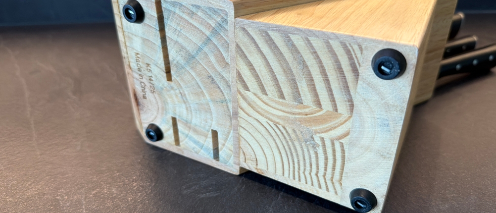 Die Unterseite vom Messerblock des Tefal K232S574.