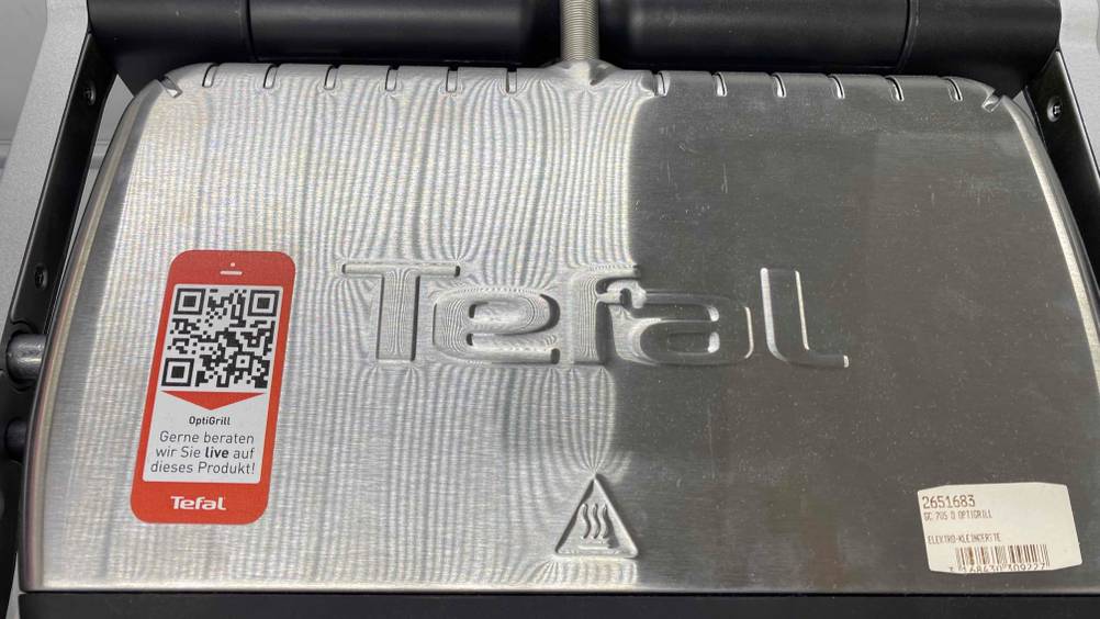 Getestet: Ein Tefal-Kontaktgrill von oben mit Logo eingeprägt.