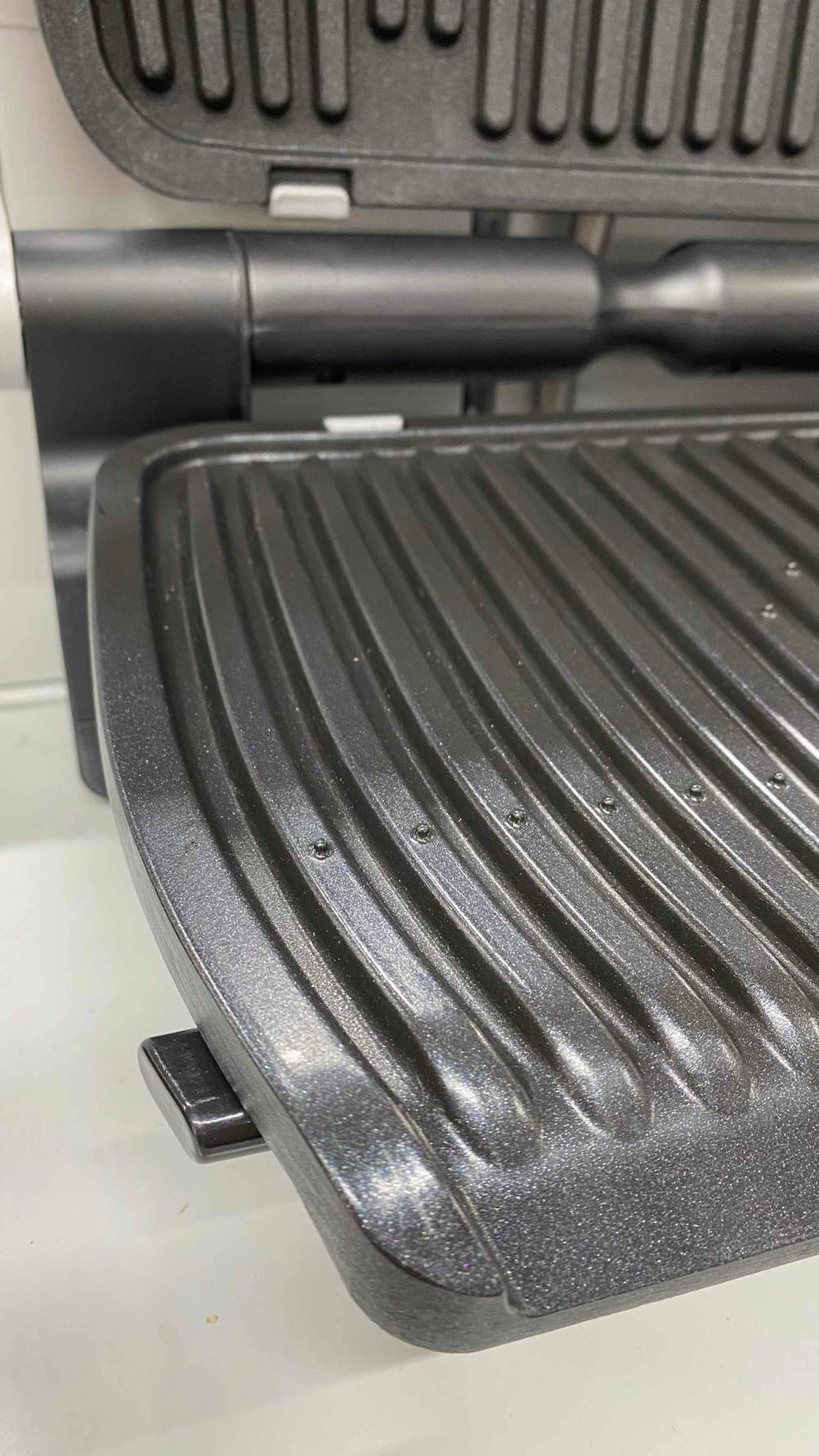 Tefal-Kontaktgrill getestet: Nahaufnahme der Innenfläche mit Rillen.