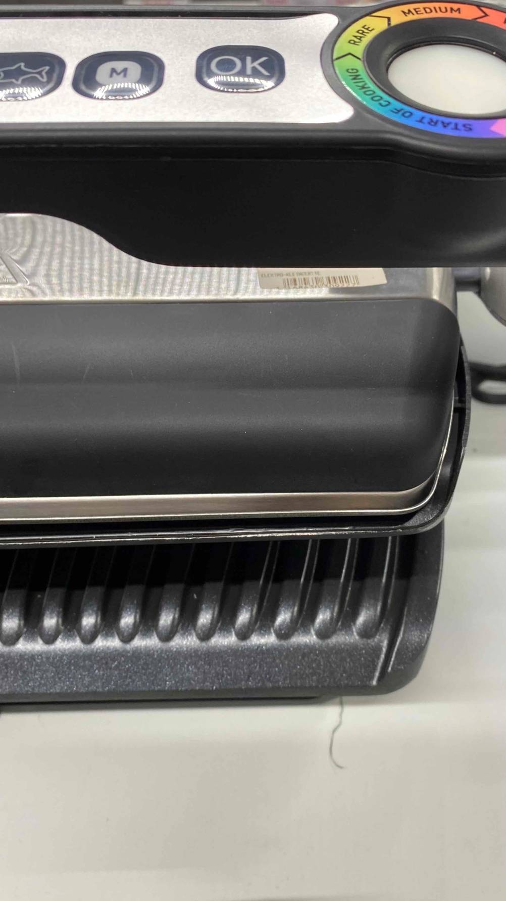 Nahaufnahme der Ecke eines Tefal-Kontaktgrills im Test in geschlossenem Zustand.