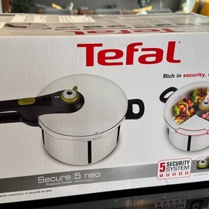 Der Karton des Tefal P2530737 steht auf einer Arbeitsplatte.