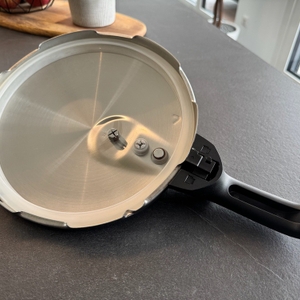 Der Deckel des Tefal P2530737 von unten.