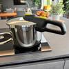 Der Tefal P2530737 steht mit Deckel auf einer Herdplatte