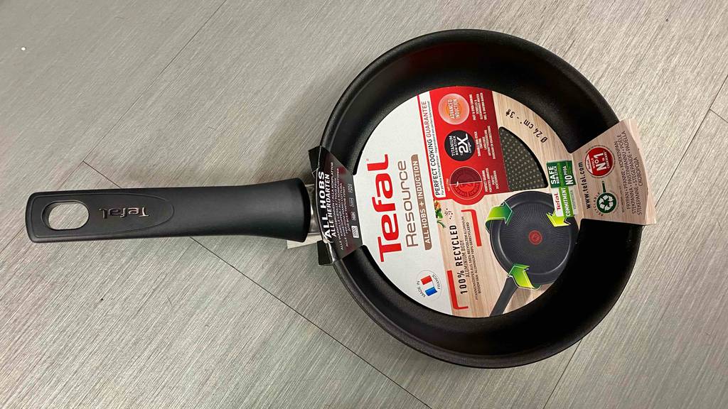 Gesamtansicht einer Tefal-Pfanne im Test: das Modell befindet sich in seiner Verpackung auf einem hellen Boden.