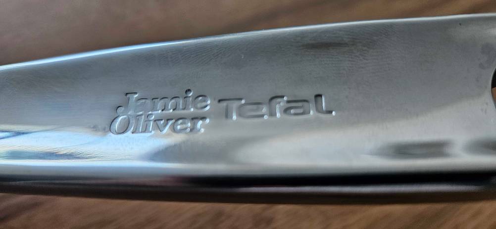 Im Test: Detailaufnahme Logo einer Tefal Pfanne.