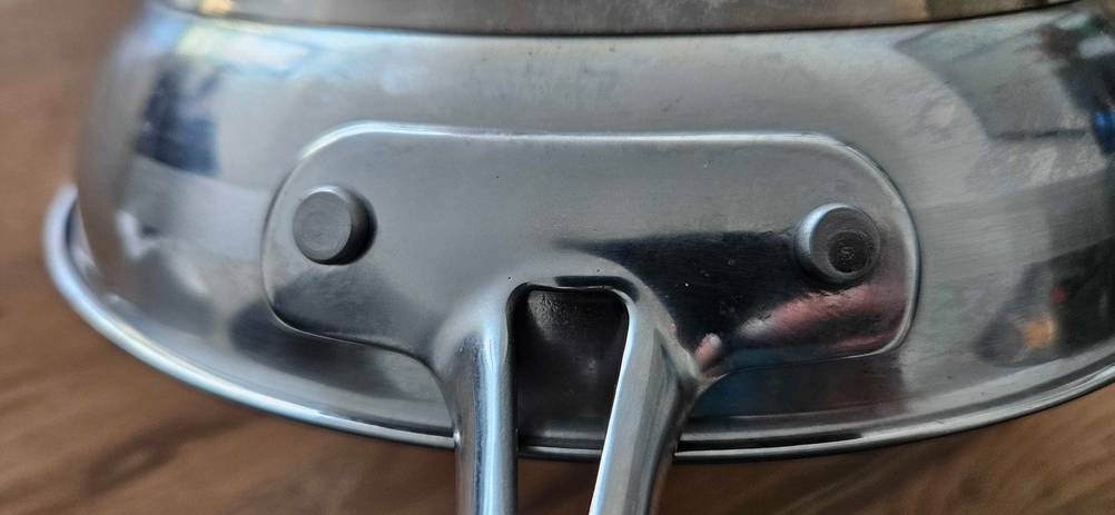 Detailansicht der äußeren Stiel-Verschraubung einer getesteten Tefal-Pfanne.