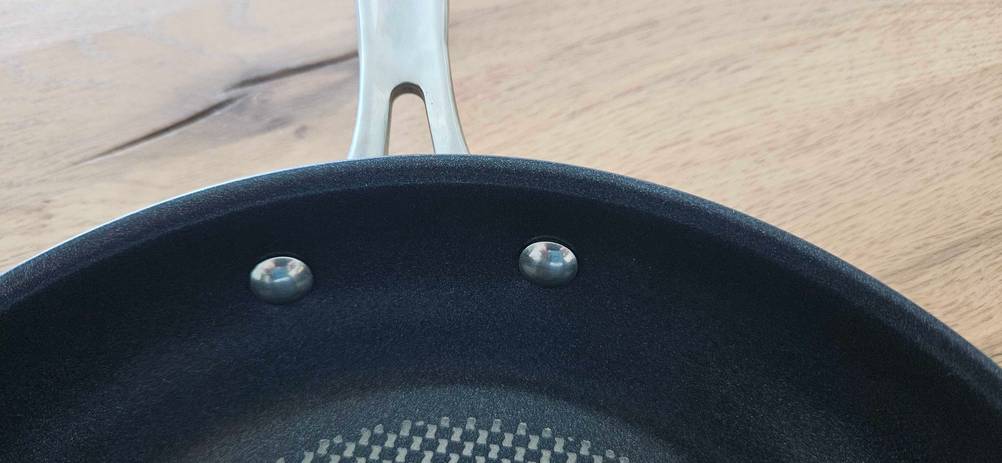 Tefal-Pfanne im Test: Nahansicht der Stielbefestigung von innen.