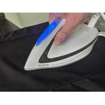 Tefal Pro Express Ultimate GV9567 beim Bügeln eines schwarzen Hemdes