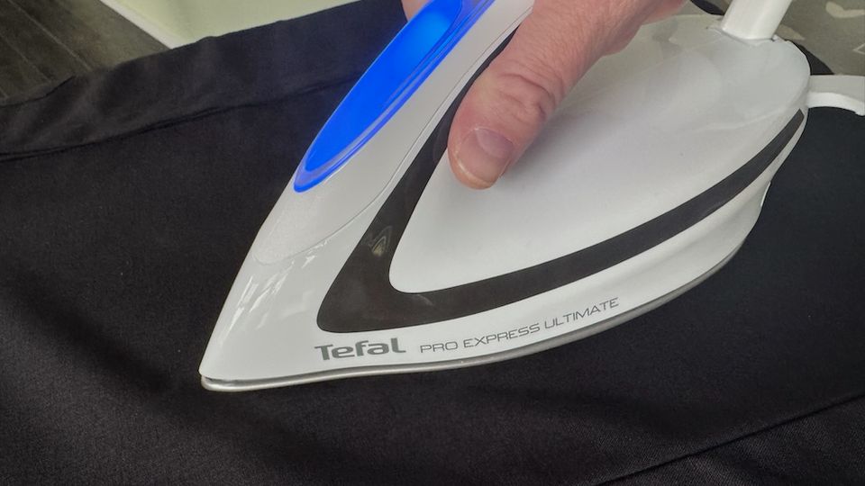 Tefal Pro Express Ultimate GV9567 beim Bügeln eines schwarzen Hemdes