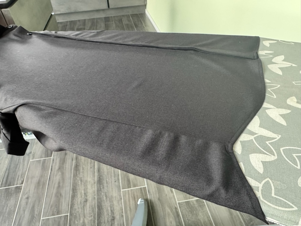 Schwarzes Hemd auf Bügelbrett nach dem Bügeln mit der Tefal Pro Express Ultimate GV9567