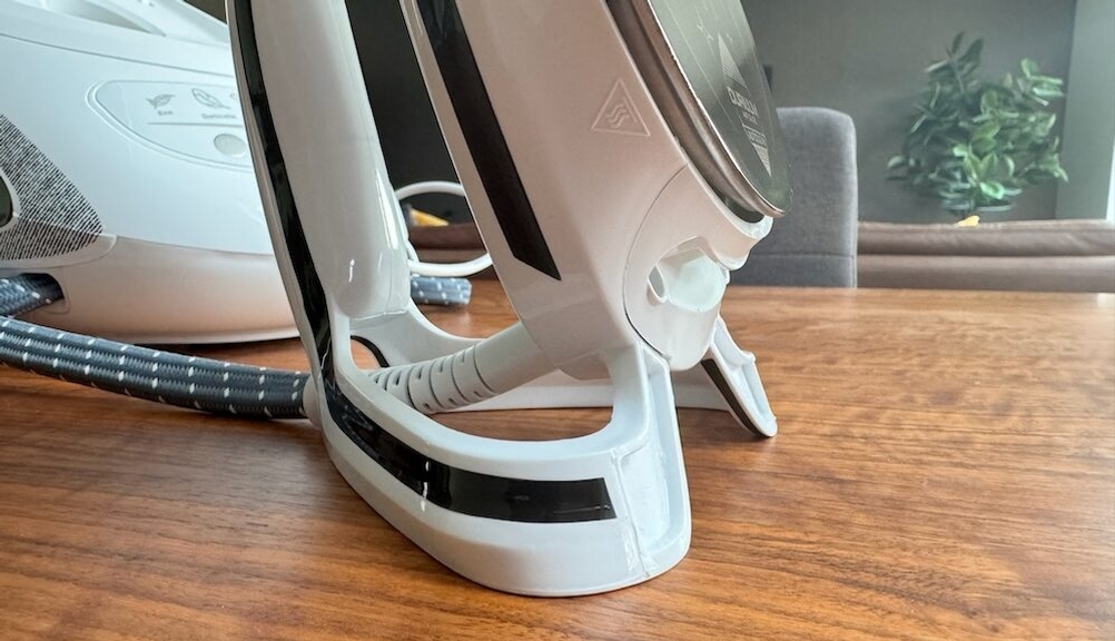 Bügeleisen der Station Tefal Pro Express Ultimate GV9567 steht auf einem Tisch